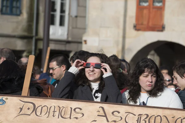 Pontevedra Spain March 2015 People Trying See Almost Total Eclipse — Stock Photo, Image