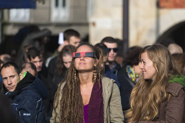 Pontevedra Hiszpania Marca 2015 Ludzie Starający Się Zobaczyć Prawie Całkowite — Zdjęcie stockowe