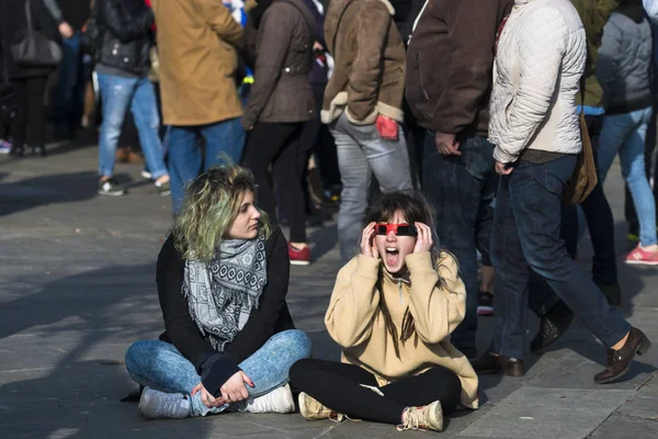 Pontevedra Spanya Mart 2015 Nsanlar Neredeyse Tam Güneş Tutulmasını Görmeye — Stok fotoğraf