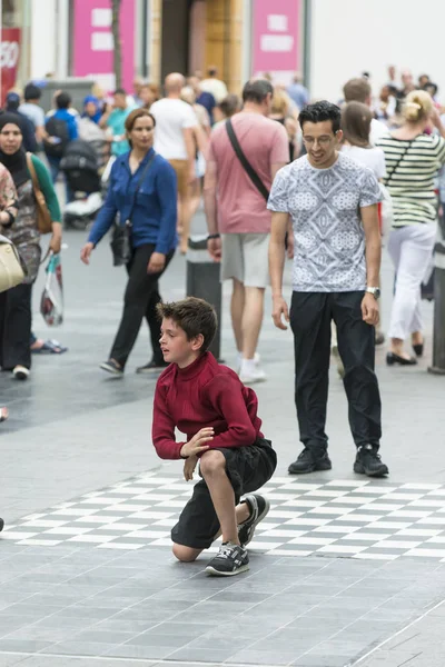 Antwerp Belçika Temmuz 2015 Bir Çocuk Sokağın Ortasında Yoldan Geçenlerin — Stok fotoğraf