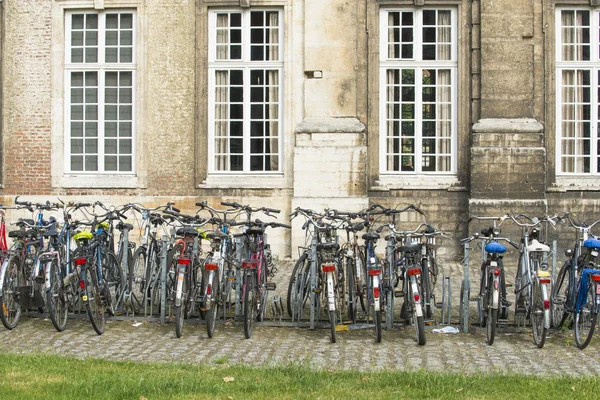 Леувен Брюссель Июля 2015 Года Парковка Развернутые Велосипеды Дворе Одного — стоковое фото