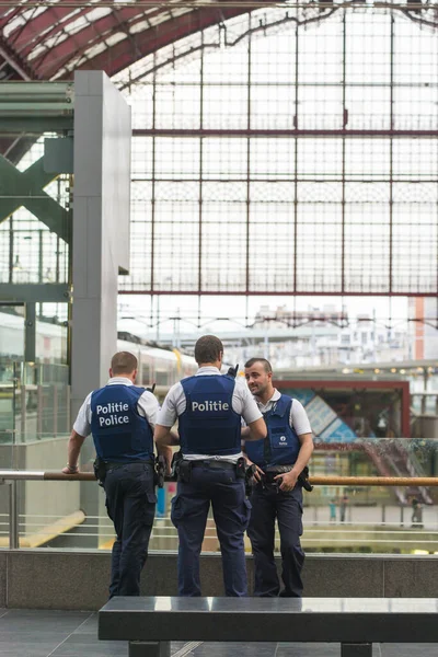 Antwerp Belgique Juillet 2015 Trois Policiers Bavardant Dans Gare Ville — Photo