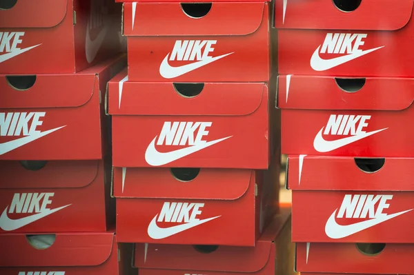 Antwerp, Belçika - 6 Temmuz 2015: kutular dolusu ayakkabı, Nike marka ayakkabı mağazasının vitrininde.