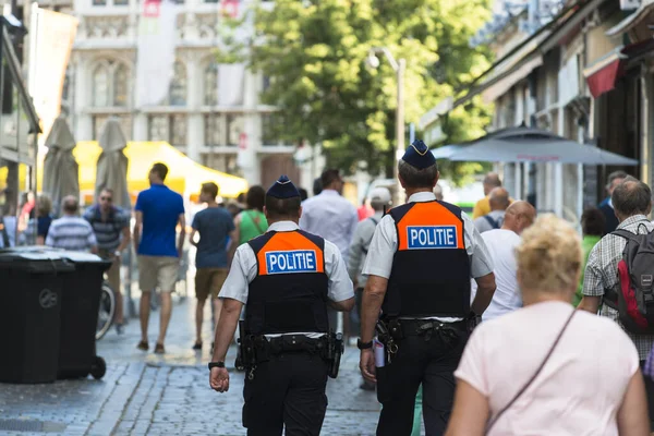 Antwerp Bélgica Julio 2015 Dos Policías Vuelta Hacen Trabajo Seguridad — Foto de Stock