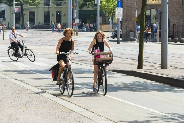 Χάγη Ολλανδία Ιουλίου 2015 Δύο Ελκυστικές Νέους Πόδια Ποδήλατο Μέσα — Φωτογραφία Αρχείου
