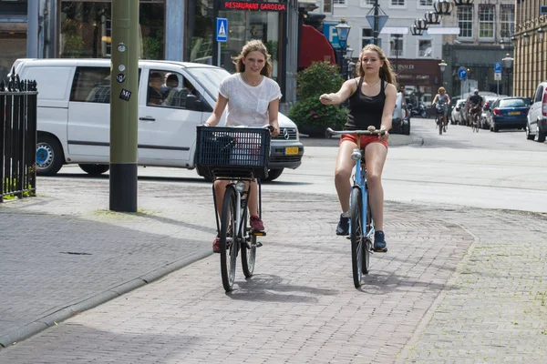 Hague Países Baixos Julho 2015 Dois Jovens Atraentes Andando Bicicleta — Fotografia de Stock