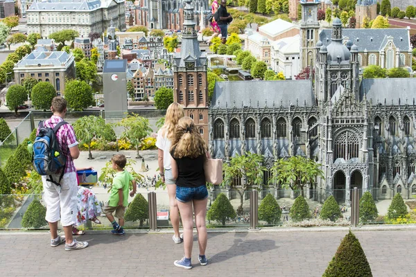 Madurodam, Hollanda - 7 Temmuz 2015: Hollanda 'nın mimarisini minyatür olarak takdir edebileceğiniz ve tadını çıkarabileceğiniz Madurodam' ın Ayrıntıları.
