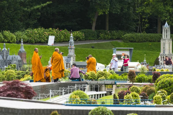 Madurodam Netherlands July 2015 Group Buddhist Monks Enjoy Madurodam Can — Stock Photo, Image