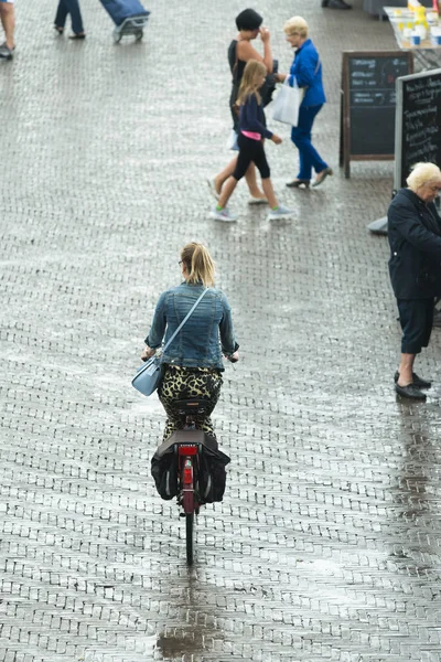 Sint Niklaas Bélgica Julho 2015 Uma Mulher Dirigindo Uma Bicicleta — Fotografia de Stock