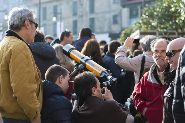 Pontevedra Spain March 2015 People Trying See Almost Total Eclipse — Stock Photo, Image