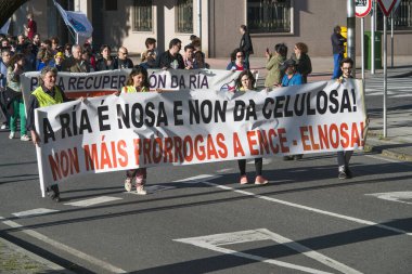 Pontevedra, İspanya - 4 Haziran 2016: Nehrin kıyısından geçen nehir kıyısındaki hamur endüstrisinin sürekliliğine karşı gösteri.