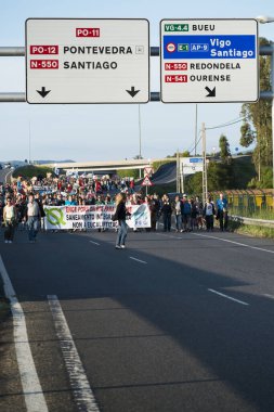 Pontevedra, İspanya - 4 Haziran 2016: Nehrin kıyısından geçen nehir kıyısındaki hamur endüstrisinin sürekliliğine karşı gösteri.