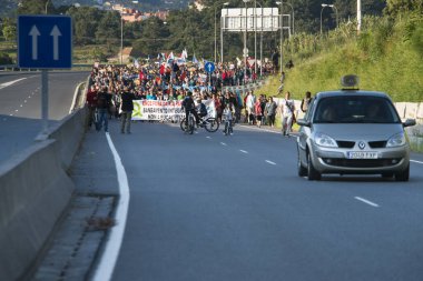Pontevedra, İspanya - 4 Haziran 2016: Nehrin kıyısından geçen nehir kıyısındaki hamur endüstrisinin sürekliliğine karşı gösteri.