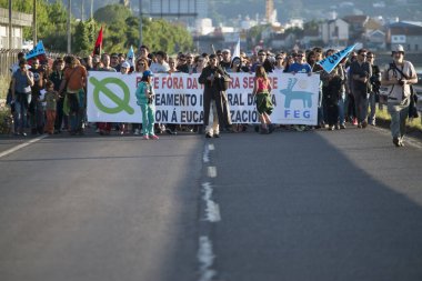Pontevedra, İspanya - 4 Haziran 2016: Nehrin kıyısından geçen nehir kıyısındaki hamur endüstrisinin sürekliliğine karşı gösteri.
