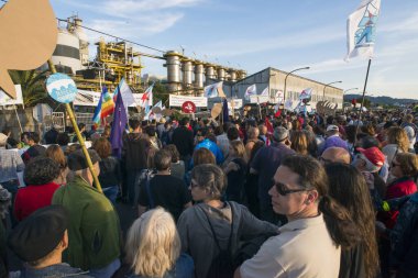 Pontevedra, İspanya - 4 Haziran 2016: Nehrin kıyısından geçen nehir kıyısındaki hamur endüstrisinin sürekliliğine karşı gösteri.