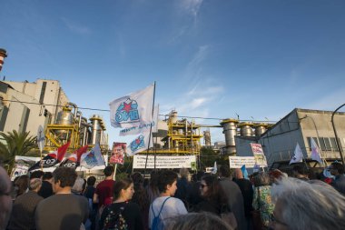 Pontevedra, İspanya - 4 Haziran 2016: Nehrin kıyısından geçen nehir kıyısındaki hamur endüstrisinin sürekliliğine karşı gösteri.