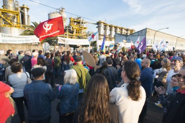 Pontevedra, İspanya - 4 Haziran 2016: Nehrin kıyısından geçen nehir kıyısındaki hamur endüstrisinin sürekliliğine karşı gösteri.