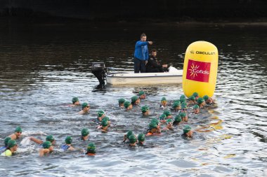 Pontevedra, İspanya - 22 Mayıs 2016: Şampiyonası İspanya triatlon röle katılımcıların detay şehirde düzenlenen.