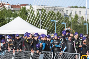Pontevedra, İspanya - 22 Mayıs 2016: Şampiyonası İspanya triatlon röle katılımcıların detay şehirde düzenlenen.