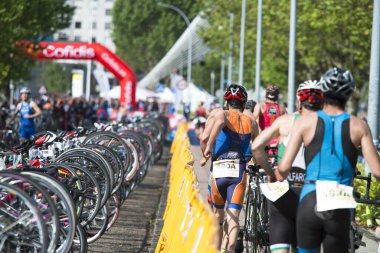 Pontevedra, İspanya - 22 Mayıs 2016: Şampiyonası İspanya triatlon röle katılımcıların detay şehirde düzenlenen.