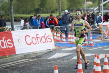 Pontevedra, İspanya - 22 Mayıs 2016: Şampiyonası İspanya triatlon röle katılımcıların detay şehirde düzenlenen.
