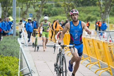 Pontevedra, İspanya - 22 Mayıs 2016: Şampiyonası İspanya triatlon röle katılımcıların detay şehirde düzenlenen.