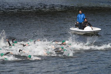 Pontevedra, İspanya - 22 Mayıs 2016: Şampiyonası İspanya triatlon röle katılımcıların detay şehirde düzenlenen.