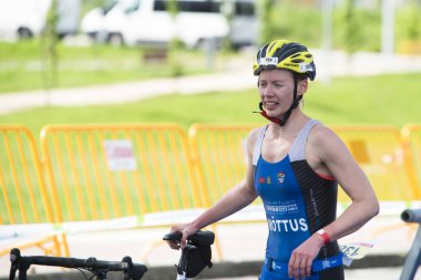 Pontevedra, İspanya - 22 Mayıs 2016: Şampiyonası İspanya triatlon röle katılımcıların detay şehirde düzenlenen.