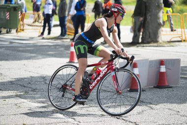 Pontevedra, İspanya - 22 Mayıs 2016: Şampiyonası İspanya triatlon röle katılımcıların detay şehirde düzenlenen.