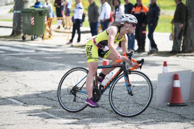 Pontevedra, İspanya - 22 Mayıs 2016: Şampiyonası İspanya triatlon röle katılımcıların detay şehirde düzenlenen.