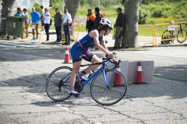 Pontevedra, İspanya - 22 Mayıs 2016: Şampiyonası İspanya triatlon röle katılımcıların detay şehirde düzenlenen.