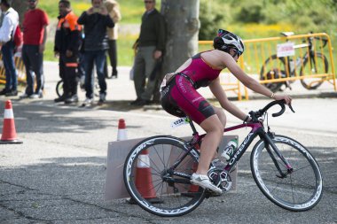 Pontevedra, İspanya - 22 Mayıs 2016: Şampiyonası İspanya triatlon röle katılımcıların detay şehirde düzenlenen.