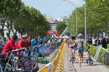 Pontevedra, İspanya - 22 Mayıs 2016: Şampiyonası İspanya triatlon röle katılımcıların detay şehirde düzenlenen.