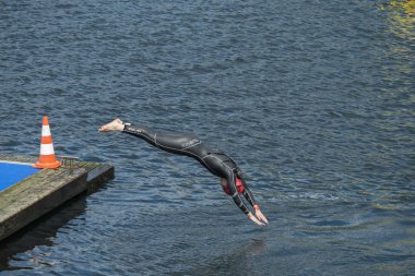 Pontevedra, İspanya - 22 Mayıs 2016: Şampiyonası İspanya triatlon röle katılımcıların detay şehirde düzenlenen.
