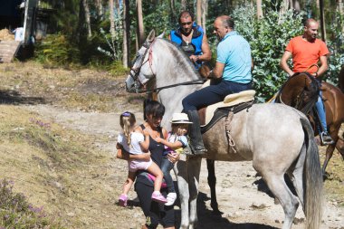 Pontevedra, İspanya - 21 Ağustos 2016: Escusa köyünde, dağdan getirilen vahşi atlar. Eyaletin dört bir yanından gelen atlılar ve çiftçiler.