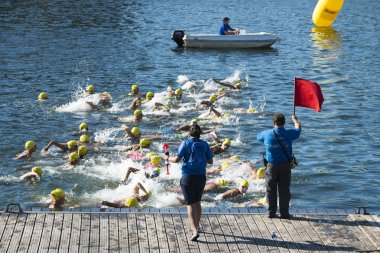 Pontevedra, İspanya - 27 Ağustos 2016: Şehir ve Lerez nehri sokaklarında düzenlenen Xvi Pontevedra Şehir Triatlonu.