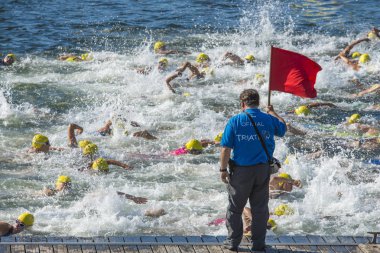Pontevedra, İspanya - 27 Ağustos 2016: Şehir ve Lerez nehri sokaklarında düzenlenen Xvi Pontevedra Şehir Triatlonu.