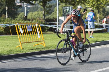 Pontevedra, İspanya - 27 Ağustos 2016: Şehir ve Lerez nehri sokaklarında düzenlenen Xvi Pontevedra Şehir Triatlonu.