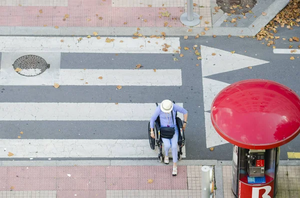 Pontevedra Hiszpania Sierpnia 2014 Kobieta Wózku Inwalidzkim Przechodząca Przez Przejście — Zdjęcie stockowe