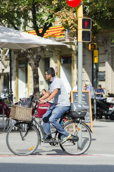 Βαρκελώνη Ισπανία Οκτωβρίου 2014 Ένας Άνδρας Κάνει Ποδήλατο Περπατά Έναν — Φωτογραφία Αρχείου