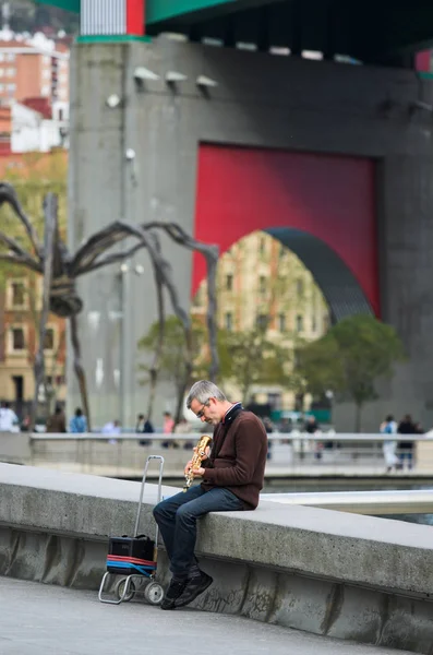 Bilbao Spanya Nisan 2014 Bir Adam Tenor Saksafonunu Nervion Nehri — Stok fotoğraf