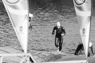 Pontevedra, İspanya - 11 Haziran 2017: Ve İspanyolca triatlon Şampiyonası kulüpler, sokakları ve şehrin nehir tarafından kutlanan tarafından detayını.
