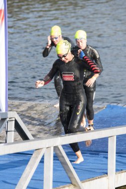 Pontevedra, İspanya - 11 Haziran 2017: Ve İspanyolca triatlon Şampiyonası kulüpler, sokakları ve şehrin nehir tarafından kutlanan tarafından detayını.
