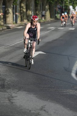 Pontevedra, İspanya - 11 Haziran 2017: Ve İspanyolca triatlon Şampiyonası kulüpler, sokakları ve şehrin nehir tarafından kutlanan tarafından detayını.