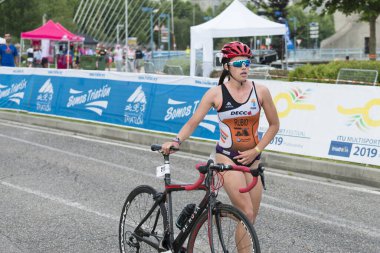Pontevedra, İspanya - 11 Haziran 2017: Ve İspanyolca triatlon Şampiyonası kulüpler, sokakları ve şehrin nehir tarafından kutlanan tarafından detayını.