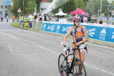 Pontevedra, İspanya - 11 Haziran 2017: Ve İspanyolca triatlon Şampiyonası kulüpler, sokakları ve şehrin nehir tarafından kutlanan tarafından detayını.