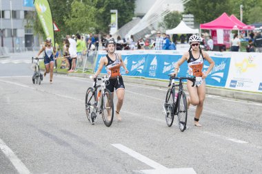 Pontevedra, İspanya - 11 Haziran 2017: Ve İspanyolca triatlon Şampiyonası kulüpler, sokakları ve şehrin nehir tarafından kutlanan tarafından detayını.