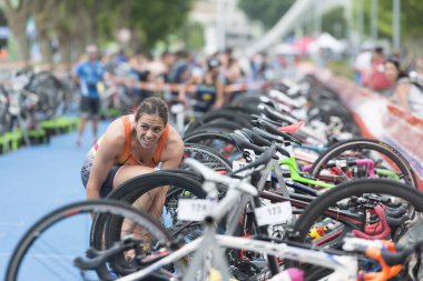 Pontevedra, İspanya - 11 Haziran 2017: Ve İspanyolca triatlon Şampiyonası kulüpler, sokakları ve şehrin nehir tarafından kutlanan tarafından detayını.