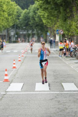 Pontevedra, İspanya - 11 Haziran 2017: Ve İspanyolca triatlon Şampiyonası kulüpler, sokakları ve şehrin nehir tarafından kutlanan tarafından detayını.