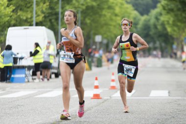 Pontevedra, İspanya - 11 Haziran 2017: Ve İspanyolca triatlon Şampiyonası kulüpler, sokakları ve şehrin nehir tarafından kutlanan tarafından detayını.